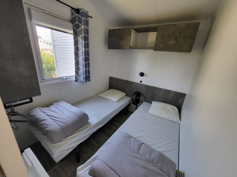 Chambre de mobil-home avec 2 lits simples