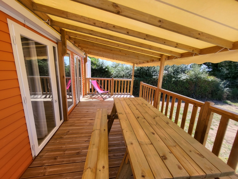 Terrasse couverte avec table et bancs en bois