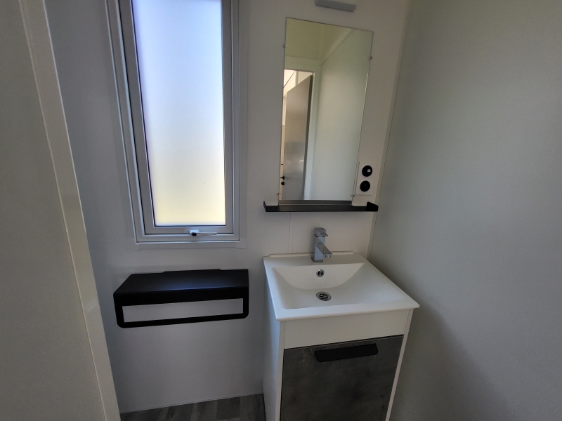 Salle d'eau avec un lavabo et une douche