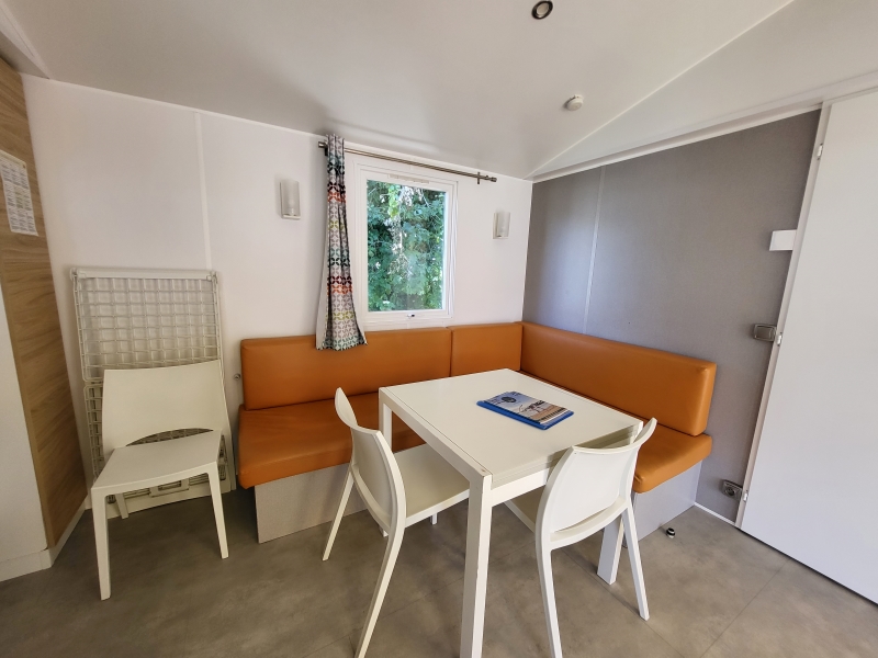 Banquette avec table et chaise dans mobil-home