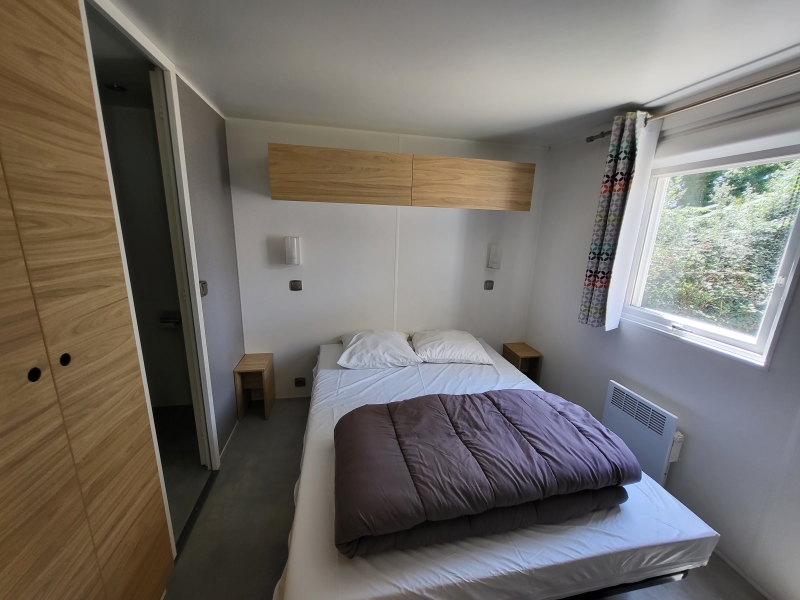 Chambre avec grand lit dans suite parentale en mobil home