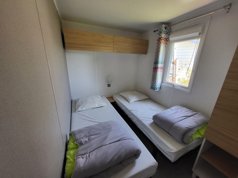 Chambre enfants avec deux lits simples dans mobil-home
