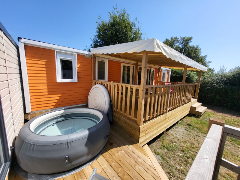 Mobil-home orange avec jacuzzi et terrasse couverte