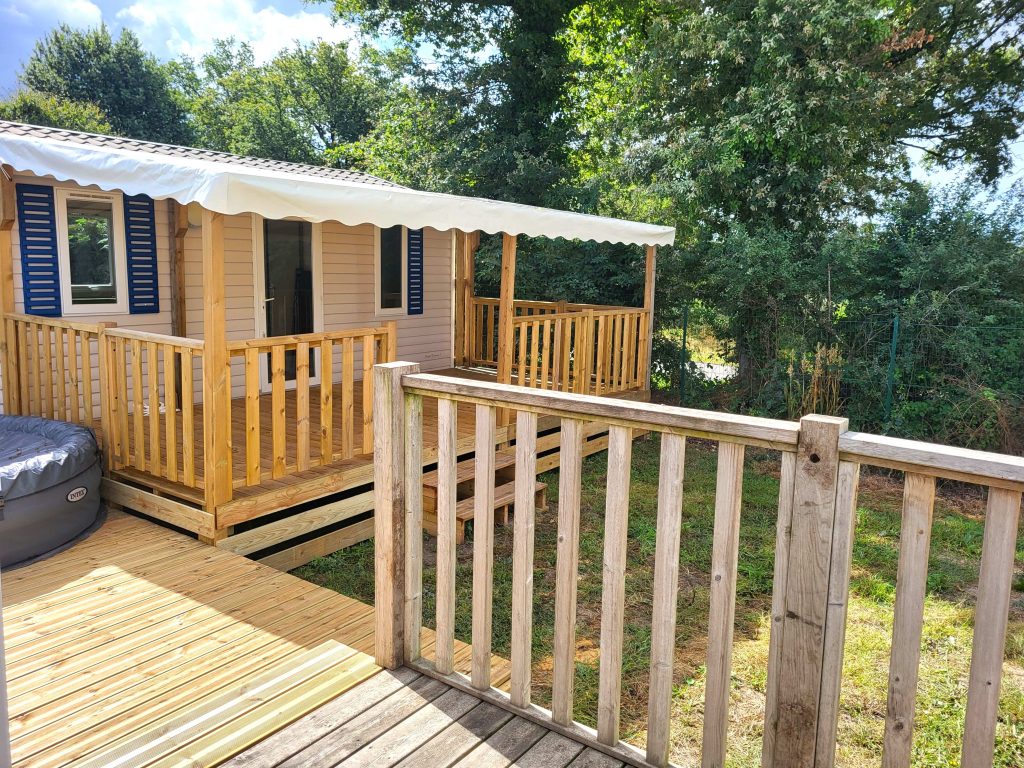 Mobil-home grande capacité avec 5 chambres, grande terrasse en bois couverte et jacuzzi