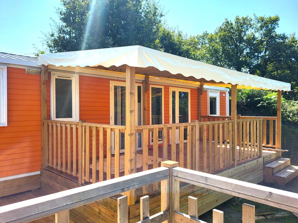 Location de mobil-home XXL avec 5 chambres pour grande famille ou amis en camping Bretagne Sud