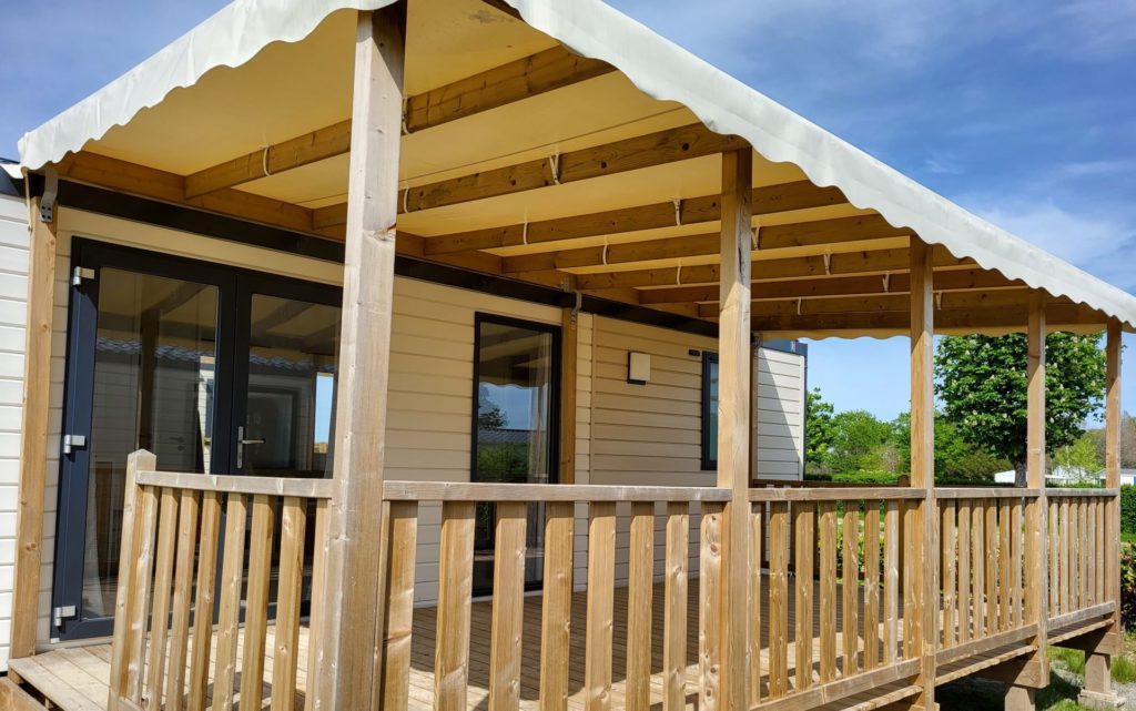mobil-home premium 2 chambres avec terrasse en bois et bâche de toit