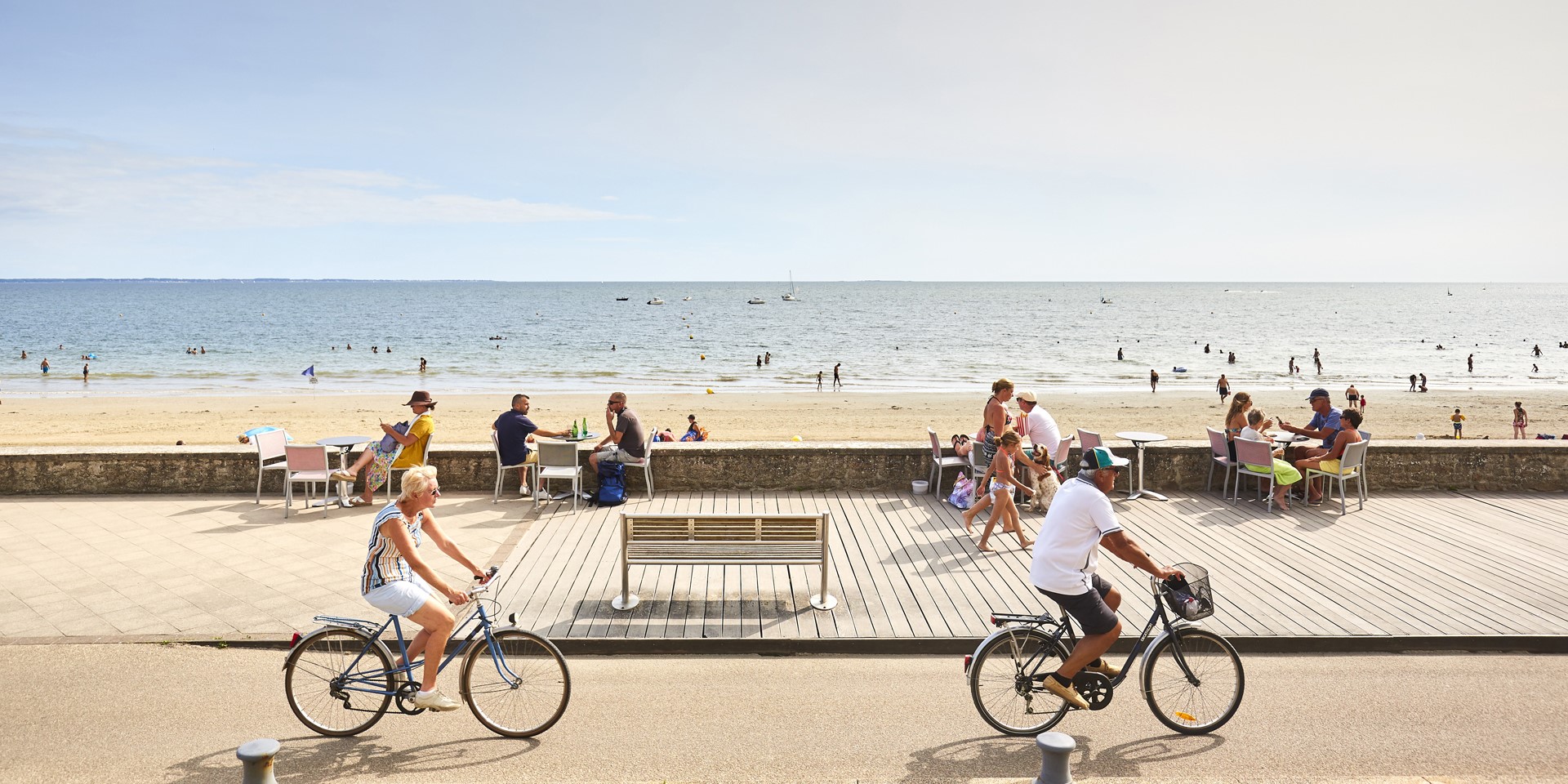 Balade à vélo sur l'esplanade le long de l'océan