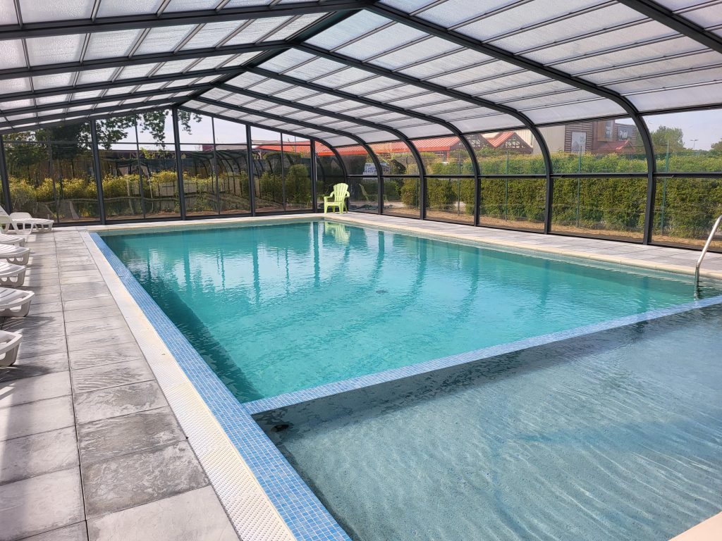 piscine entièrement couverte avec pataugeoire