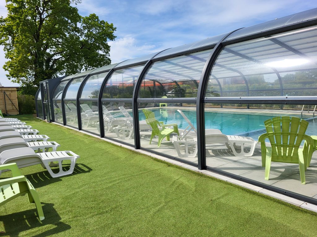 piscine couverte avec chaises longues