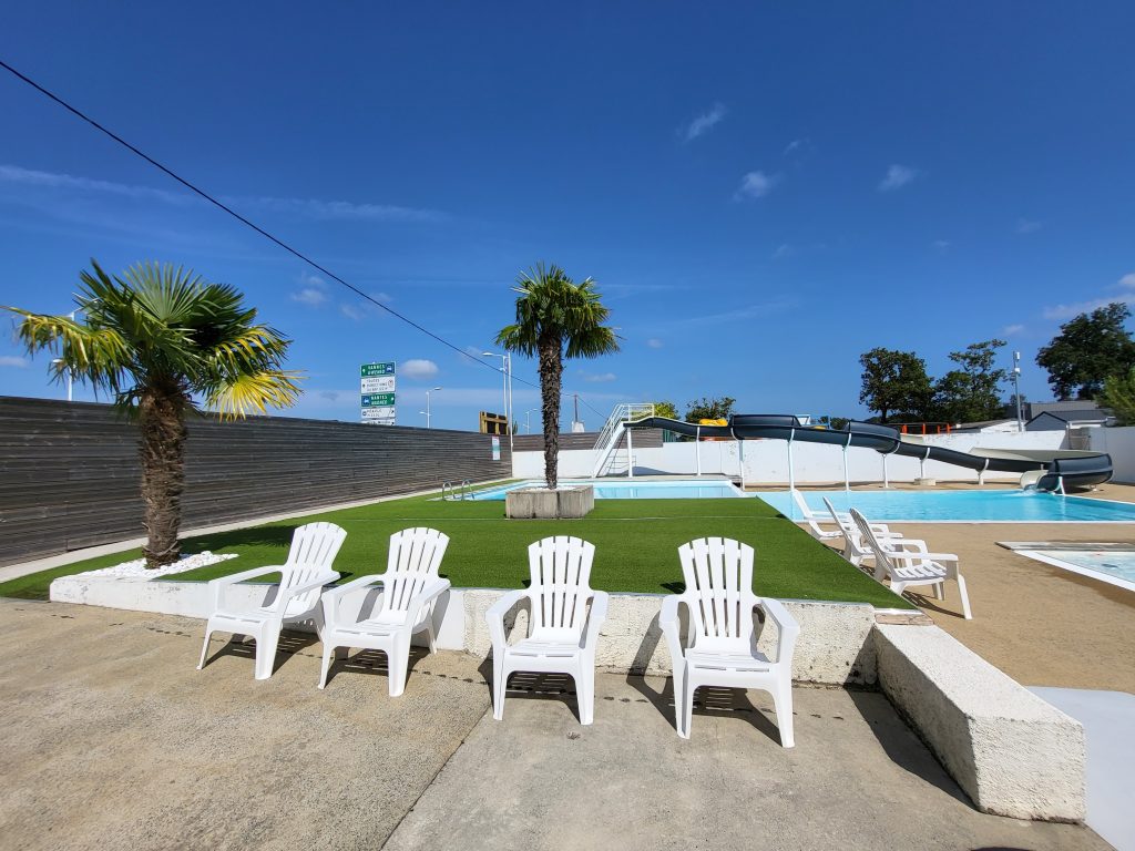 piscine extérieure avec chaises