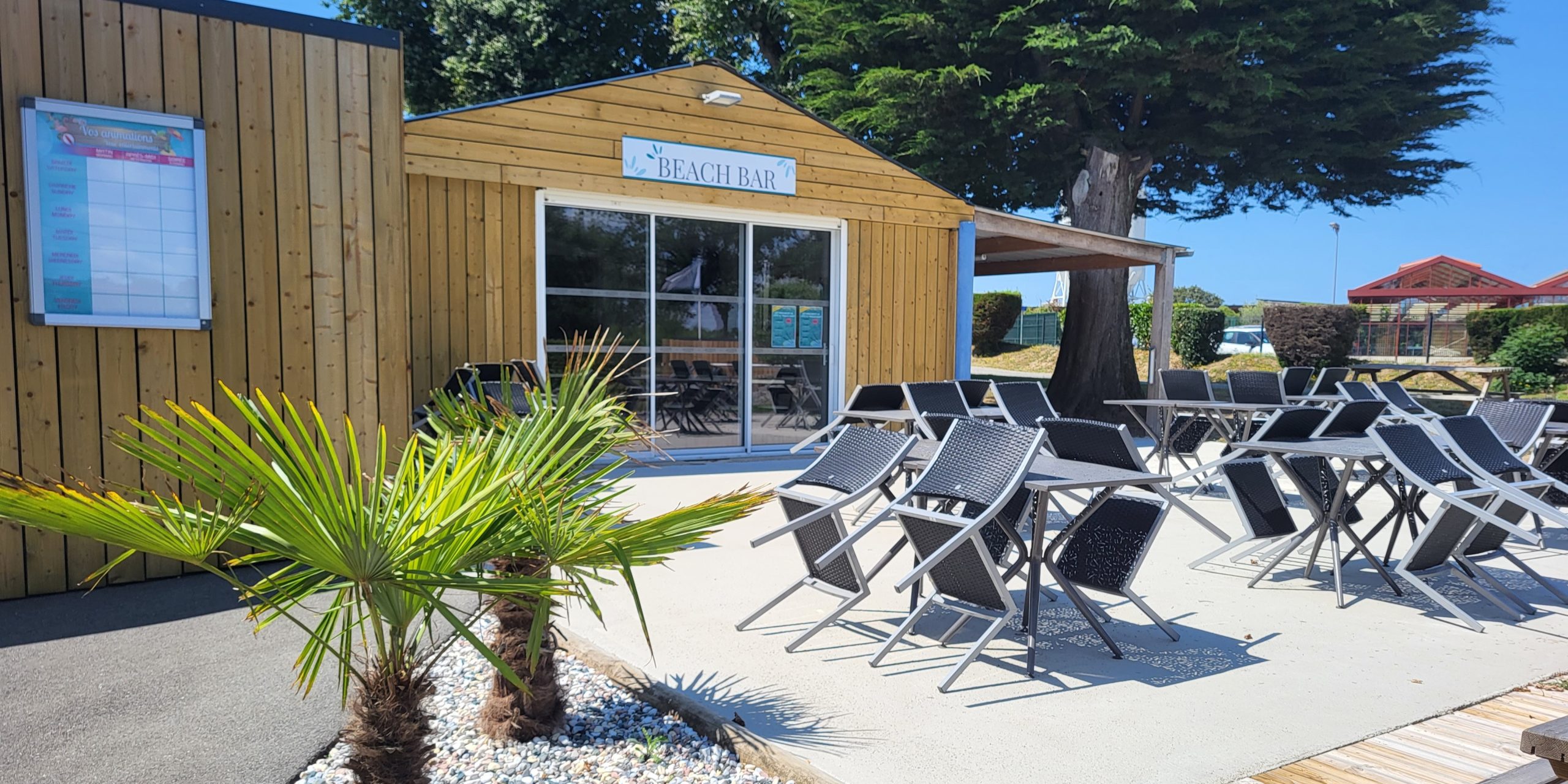 Beach Bar du camping avec table et chaises