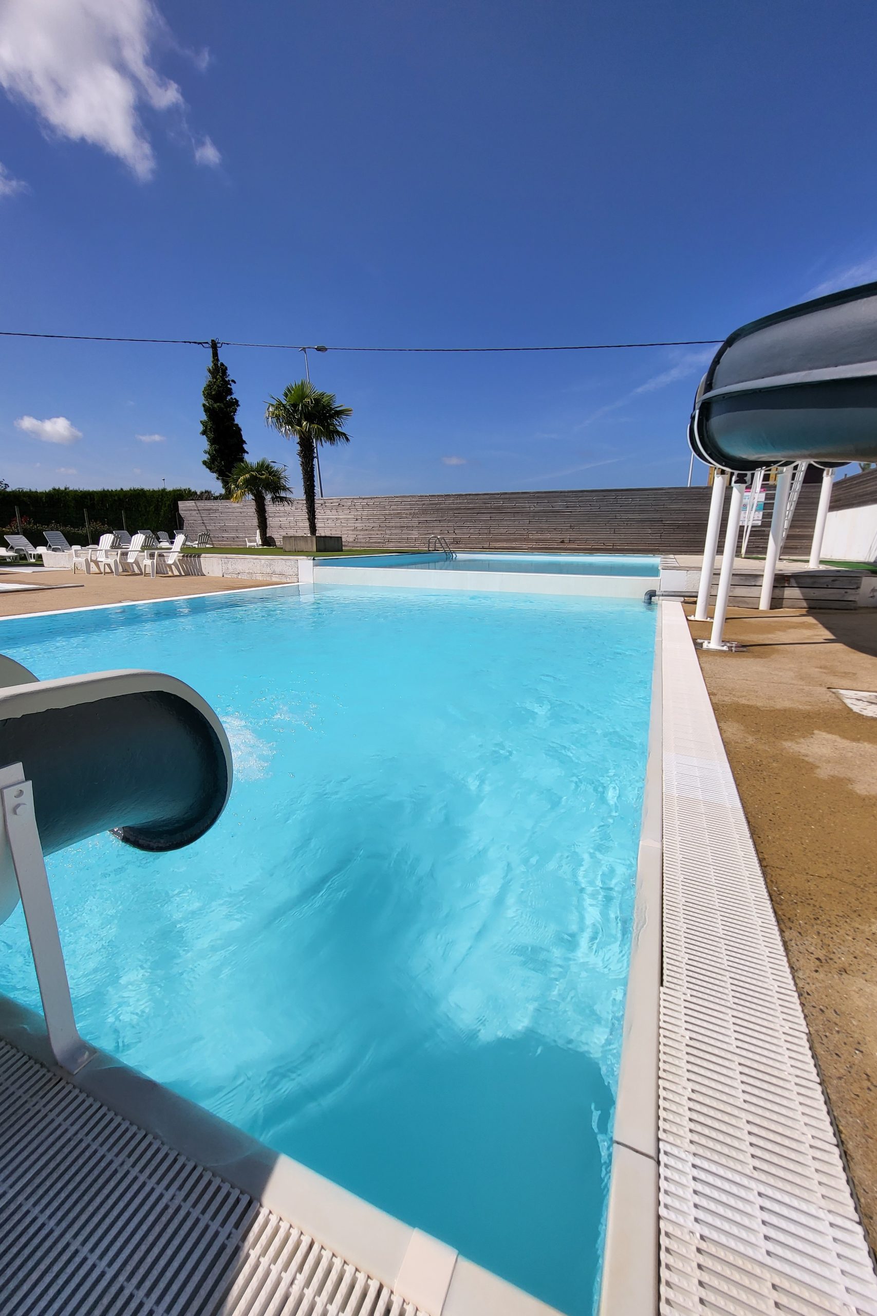 piscine extérieure avec toboggan