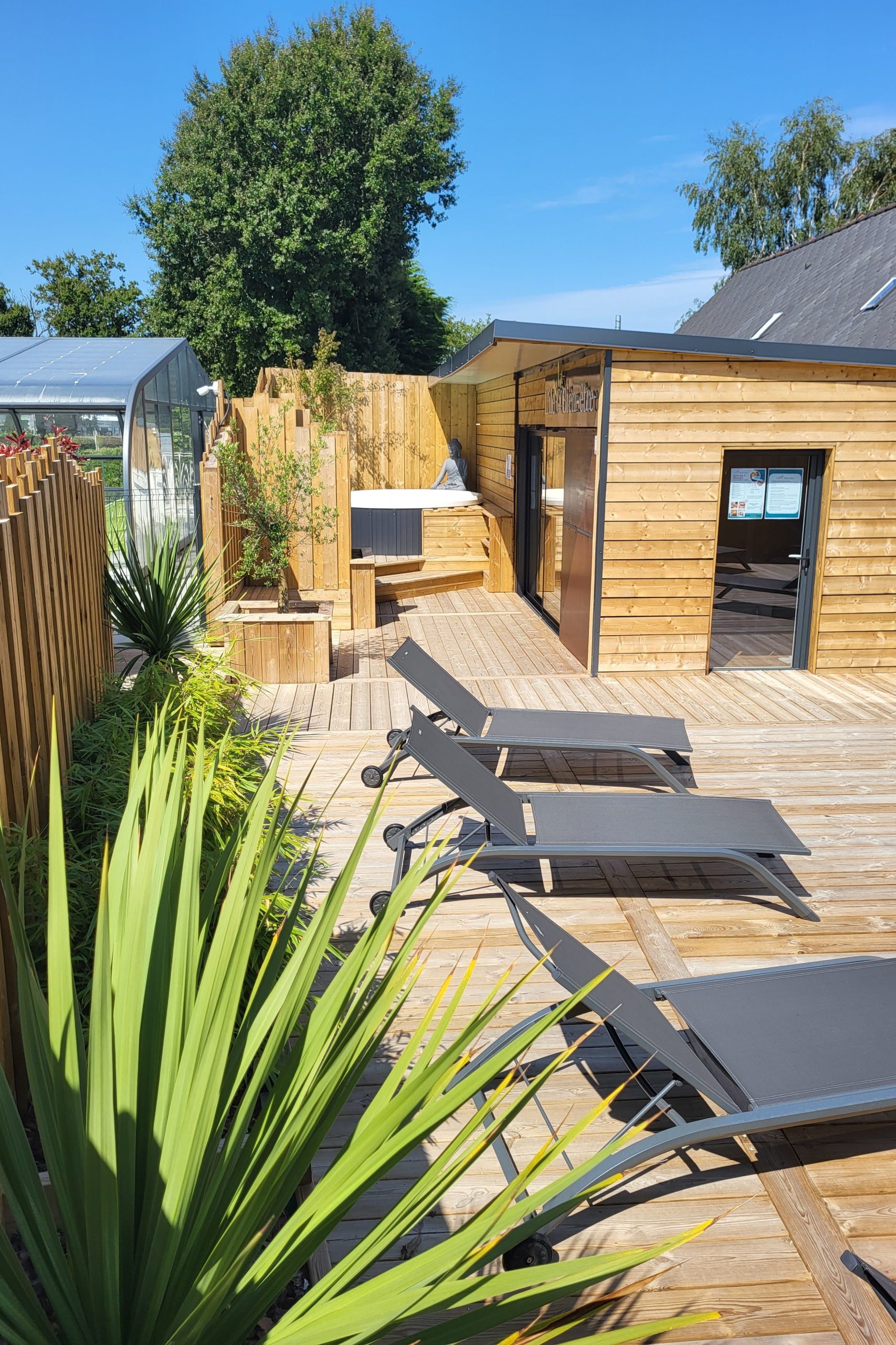 solarium sur terrasse en bois avec bains de soleil