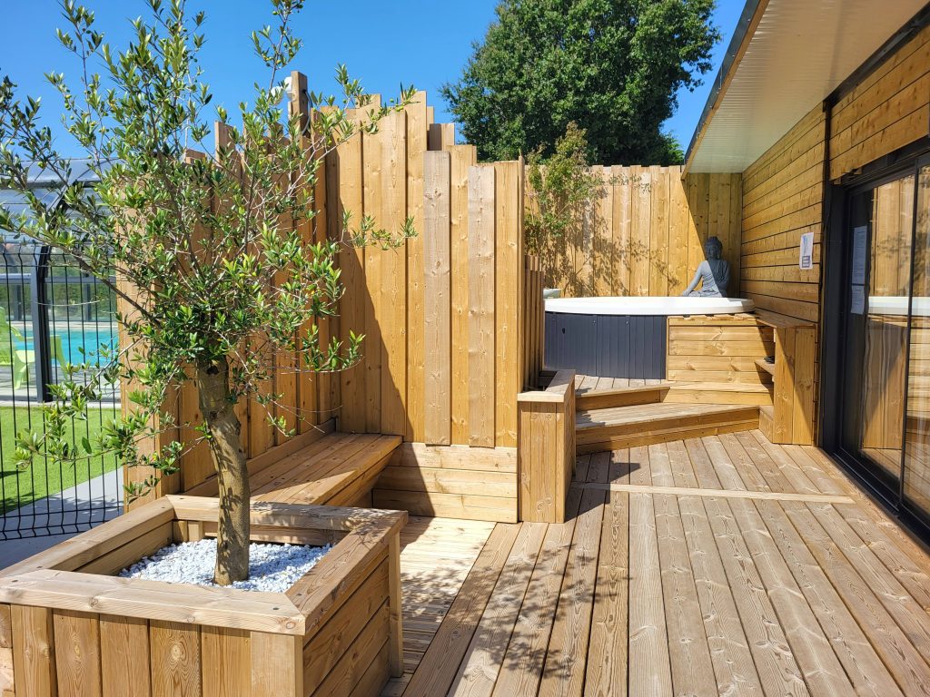 Espace bien-être en extérieur bois avec jacuzzi