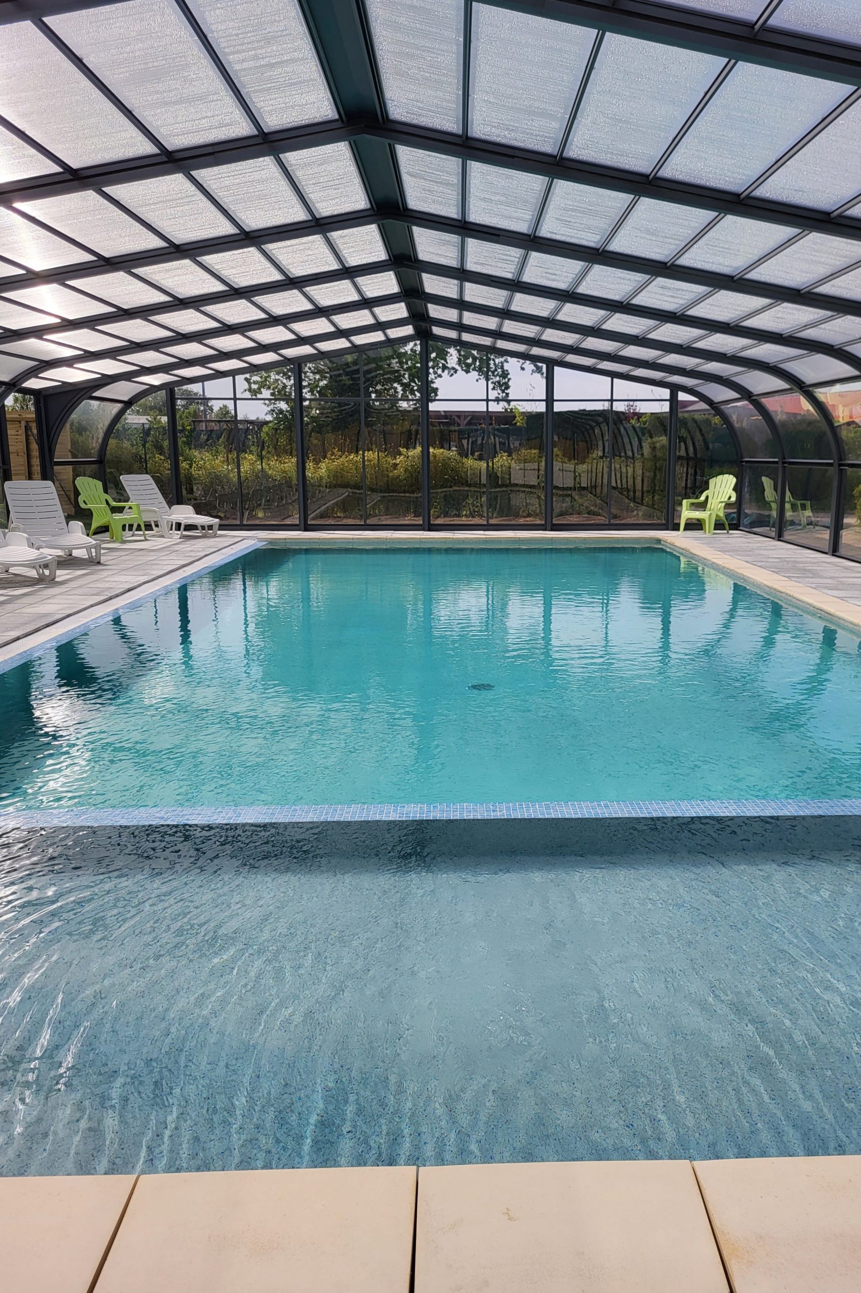 piscine couverte avec pataugeoire