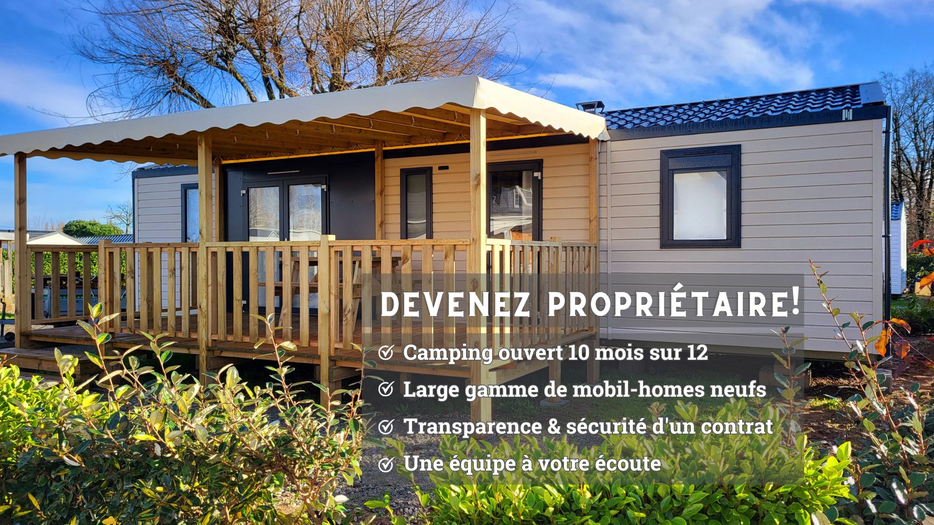 Mobil-home avec terrasse en bois couverte sur camping